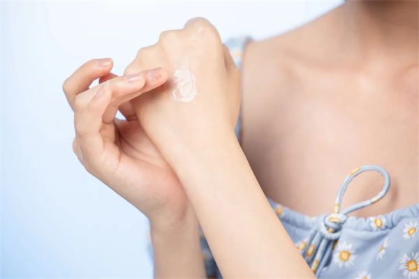 隔離霜有什么作用?先涂防曬霜還是隔離霜?