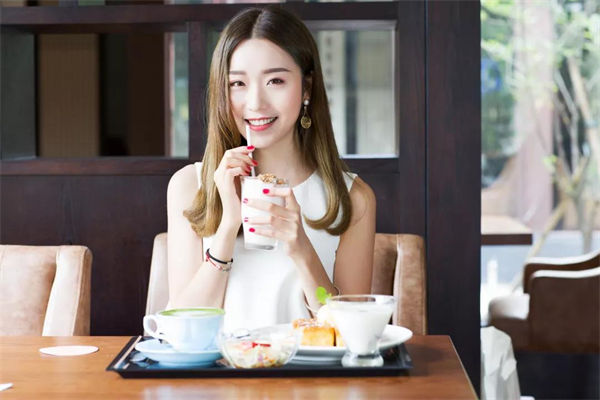 唇彩怎么用?唇彩和唇蜜的區別有哪些?