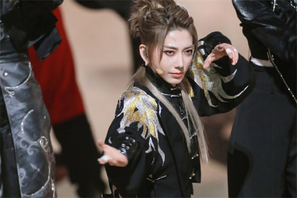 劉忻紋身有哪些?劉忻長(zhǎng)發(fā)造型如何?