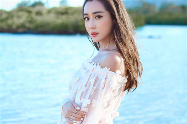 杜若溪整容是真的嗎?杜若溪片場(chǎng)病倒是什么時(shí)候?