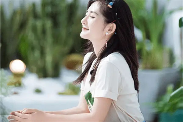 謝娜再去已是嘉賓是說什么?為什么謝娜唱《她她她》引爭議?