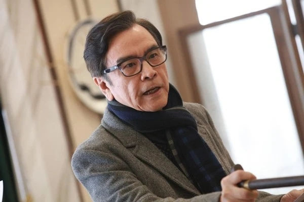 爾冬升秦沛姜大衛為什么不一個姓?