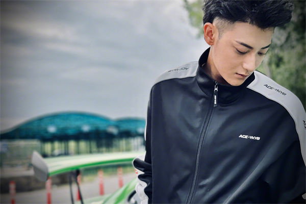 黃子韜爸爸是誰(shuí)?黃子韜女朋友是誰(shuí)?