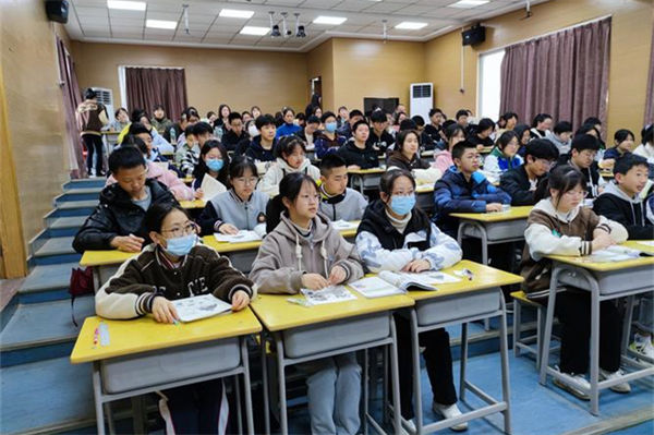 公辦大專的學(xué)費(fèi)一年多少錢?