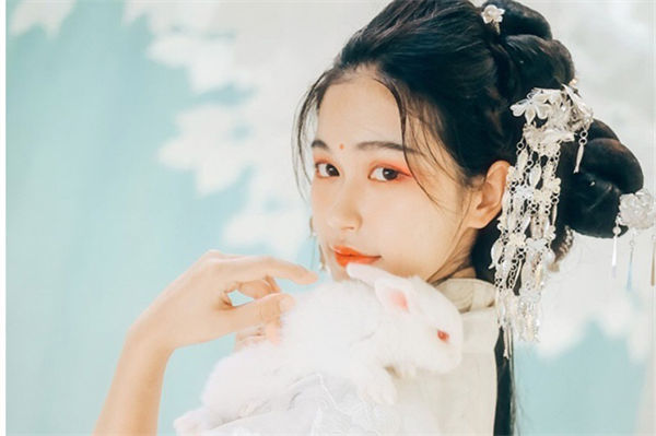 補水精華液的正確使用方法是什么?