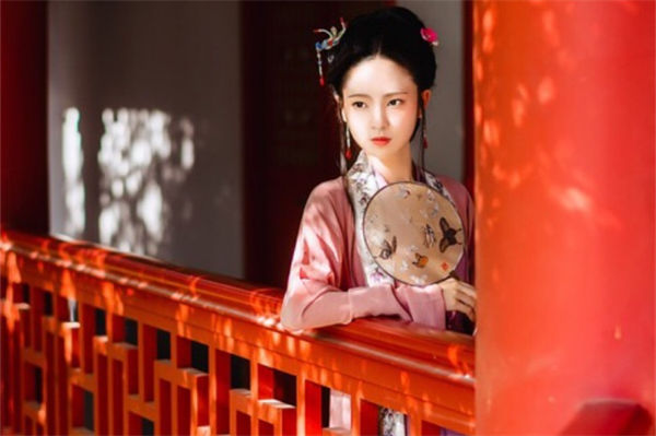 雅詩蘭黛粉餅怎么樣?